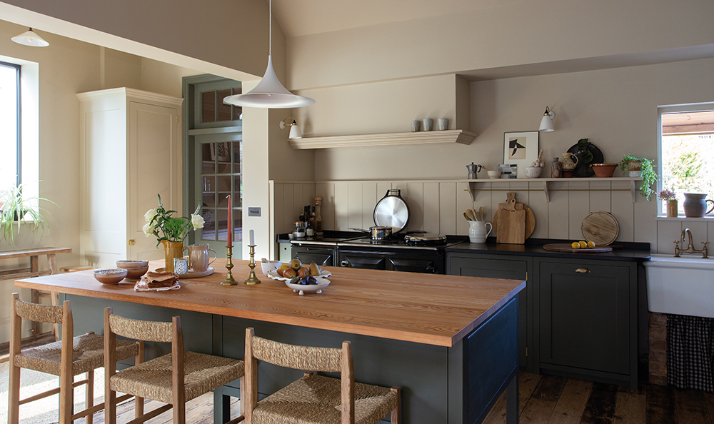 AGA eR7 in Pewter in beautiful traditional kitchen
