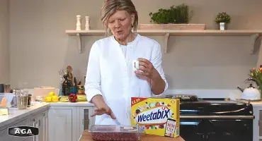 Na Hansell with cereal and meat explaining food dates