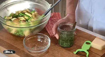 Making a pasta with green beans, potatoes and pesto