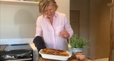 AGA Demonstrator Na Hansell cooking a chicken pie