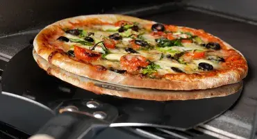 Spinach and Mozzarella Pizza