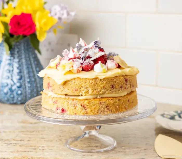 White chocolate and raspberry cake 