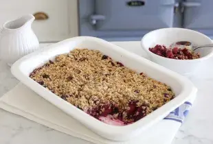 Apple and Berry Breakfast Crumble
